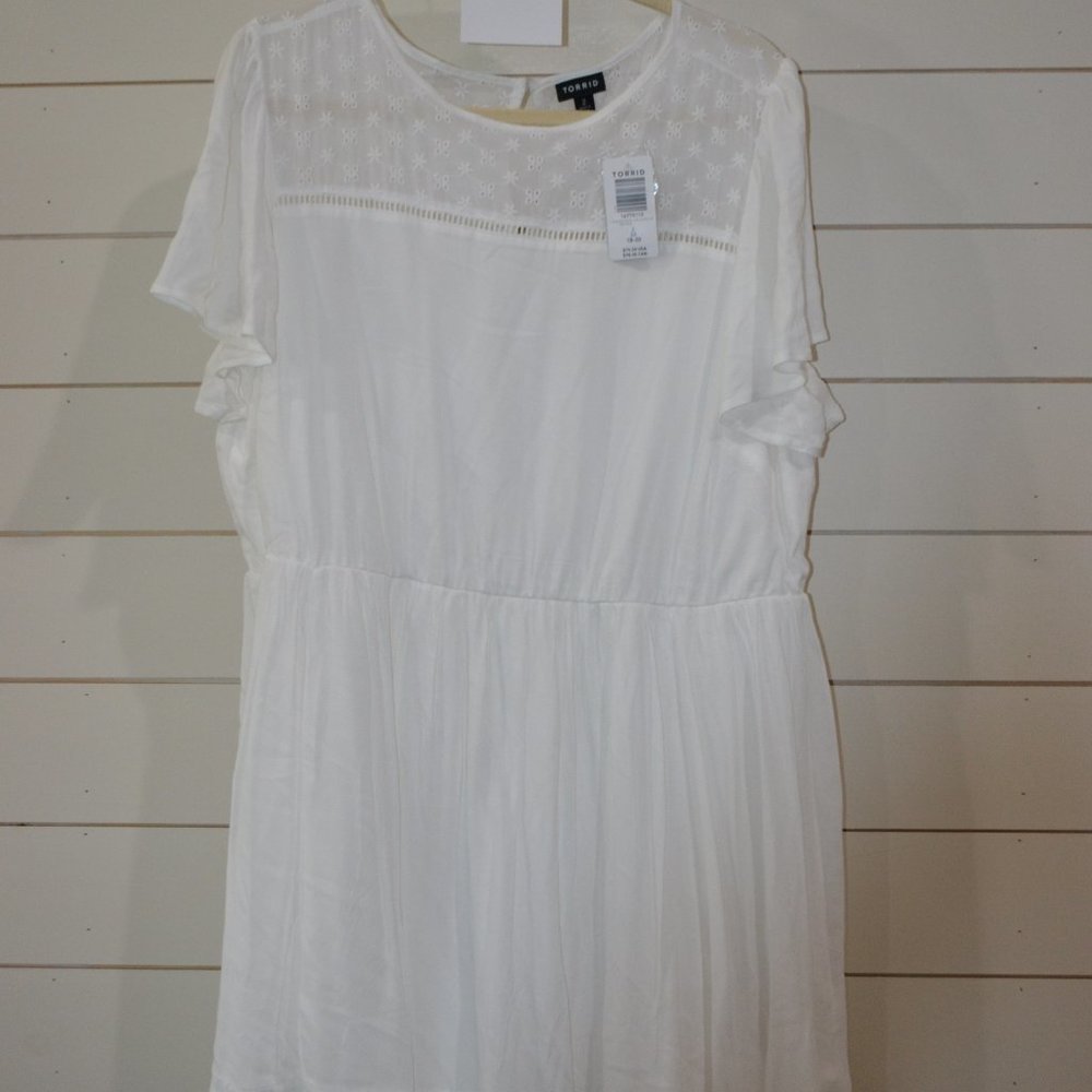 TORRID 2 WHITE KNEE LENGTH DRESS/FLOWY NWT (118)